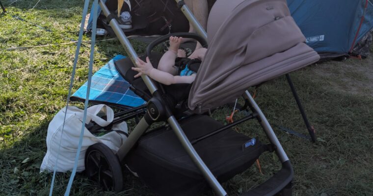 Pod namiotem z małym dzieckiem i psem