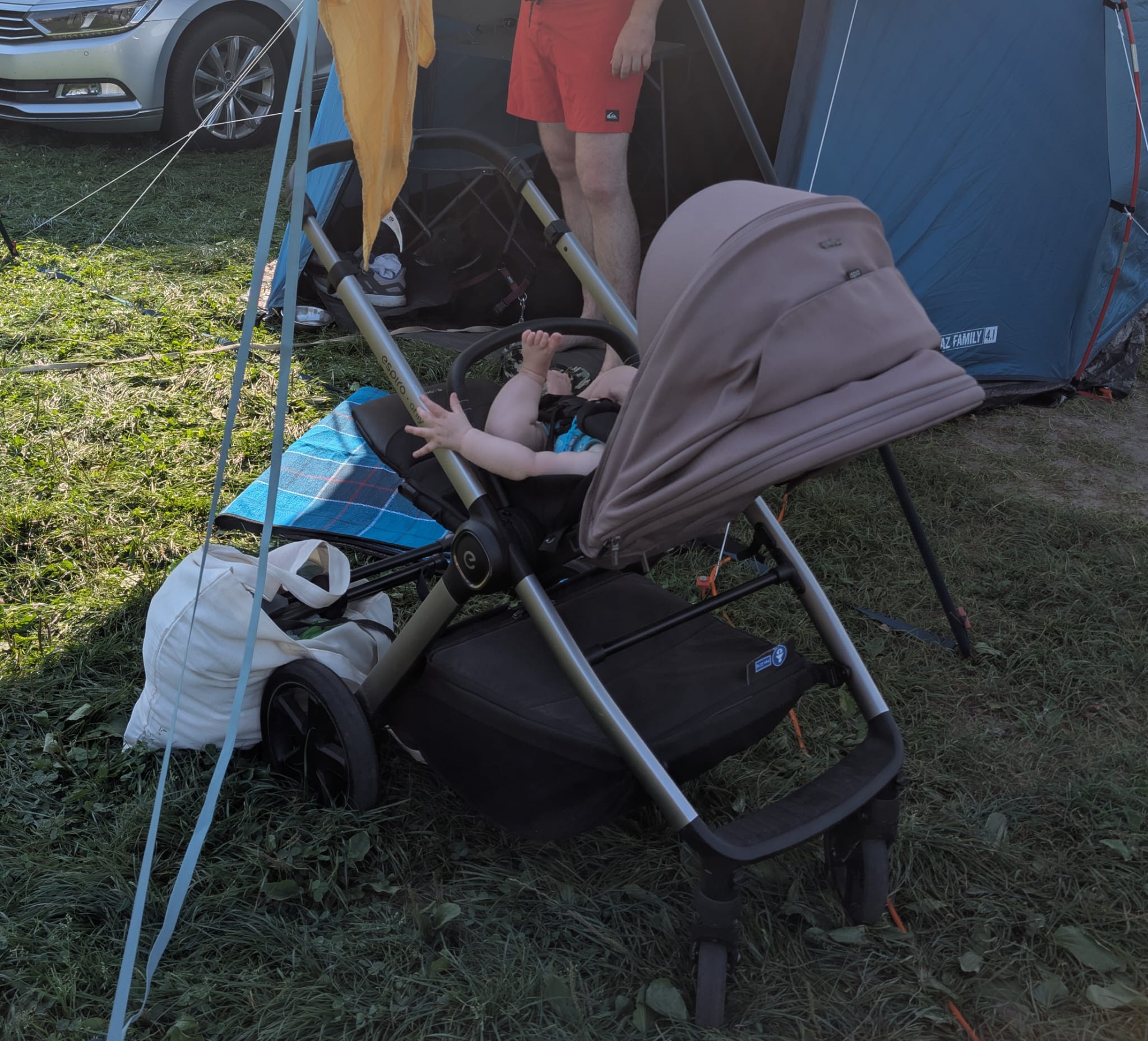 Pod namiotem z małym dzieckiem i psem